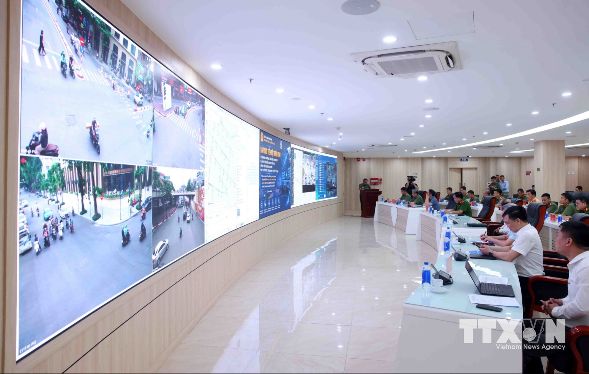 Trung tâm Thông tin chỉ huy và lắp đặt hệ thống camera giám sát, chỉ huy điều hành giao thông phục vụ công tác bảo đảm an ninh, trật tự và xử lý vi phạm. (Ảnh: Phạm Kiên/TTXVN)
